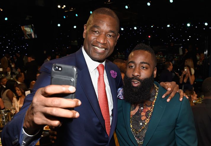 Mutombo hleður í bolamynd með James Harden, leikmanni Rockets.