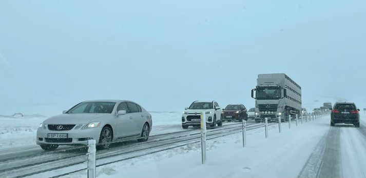 Ýmsir ökulenn hafa lent í vandræðum í Hveradalabrekkunni í dag.