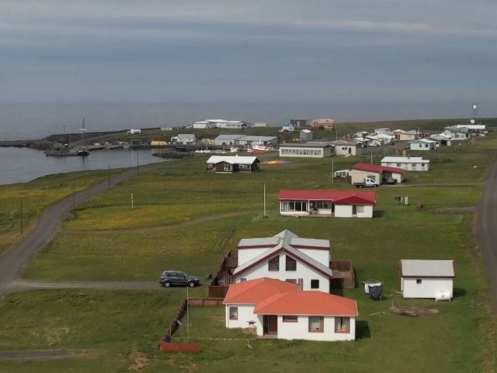 Þorpið á Grímsey. Lögregla er ekki með fasta viðveru þar og skoðar nú möguleikann að láta fjarstýrða dróna vakta eyjuna úr lofti.