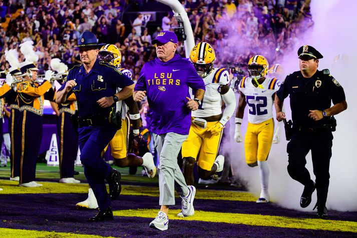 Brian Kelly mætir til leiks þegar hann var enn þjálfari LSU skólaliðsins.