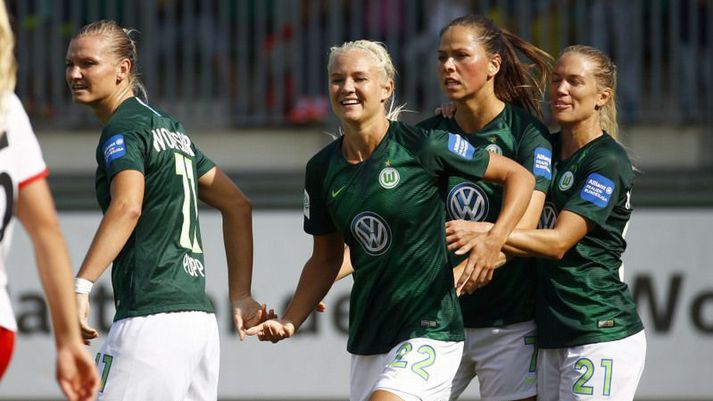 Alexandra Popp, Pernille Harder, Sara Björk Gunnarsdóttir og Lara Dickenmann fagna saman marki með Wolfsburg.