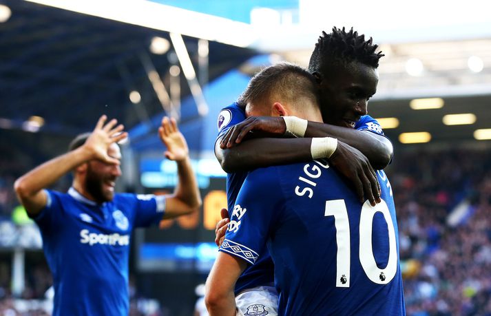 Idrissa Gueye og Gylfi fagna marki.