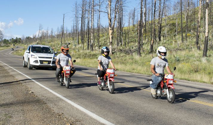 Sigríður Ýr Unnarsdóttir á hjóli sínu ásamt föruneyti. Alls ferðuðust þau 2.500 kílómetra á smáhjólunum en ferðin tók tólf daga.