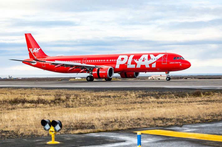 Airbus A321-þota Play á Keflavíkurflugvelli.