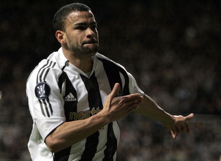 Kieron Dyer fagnar marki í leik með Newcastle.