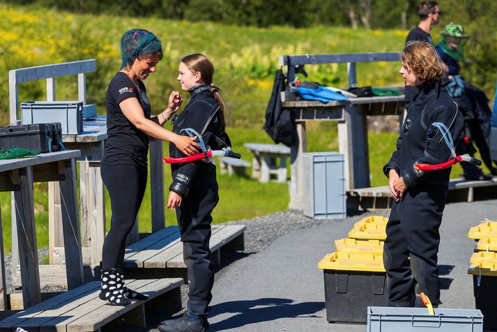 Ferðamenn njóta sumarsins á Þingvöllum.