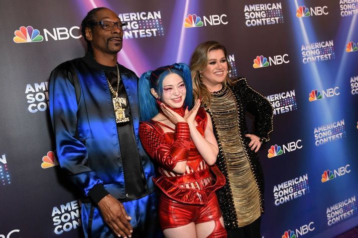 Kynnarnir Snoop Dogg og Kelly Clarkson með sigurvegara American Song Contest 2023, AleXa sem keppti fyrir hönd Oklahoma.