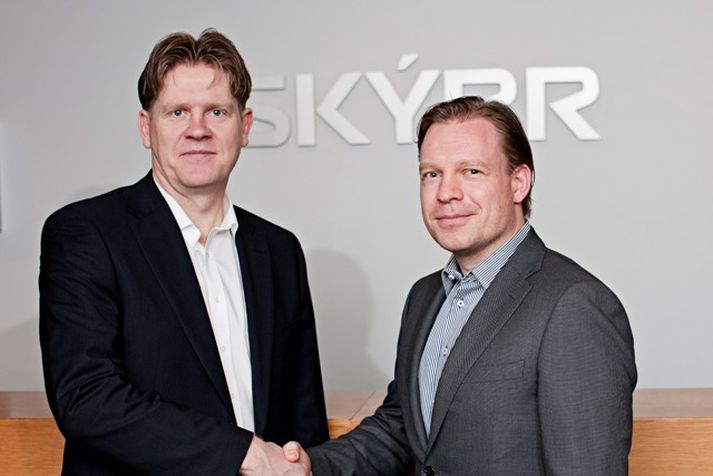 Gestur G. Gestsson (vinstra megin) og Guðmundur Siemsen handsala hér samning Advel, Fulltingis, Gjaldheimtunnar og Momentum við Skýrr um heildræna útvistun upplýsingatækni.