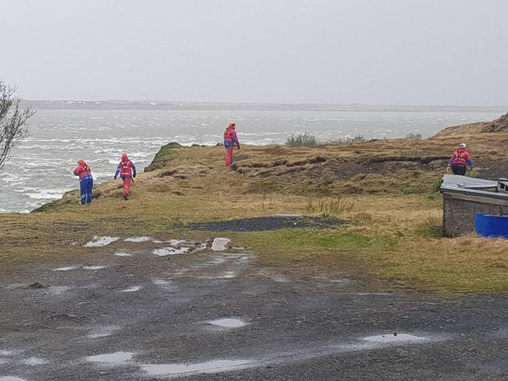 Björgunarsveitarmenn við leit á bökkum Ölfusár á níunda tímanum í morgun.