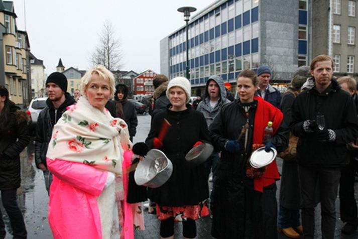 Íslenskir mótmælendur með potta og pönnur í lok janúar.