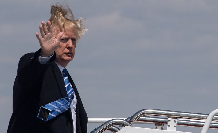 Trump var á leið heim með forsetaflugvélinni frá fundi í Vestur-Virginíu þegar hann svaraði nokkrum spurningum fréttamanns um mál klámmyndaleikkonunnar.
