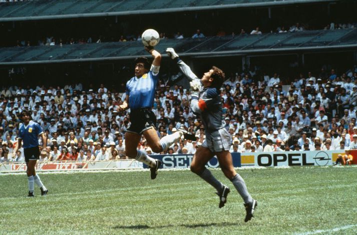 Shilton fékk á sig frægasta mark fótboltasögunnar á HM 1986. Þá skoraði Diego Maradona gegn honum með hendinni.