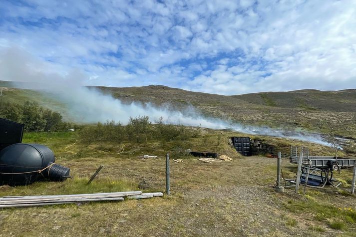 Eldur kviknaði í sinu í nágrenni við Mósgarðshnjúka.