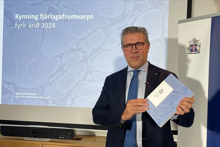 Bjarni með fjárlagafrumvarp fyrir árið 2024.