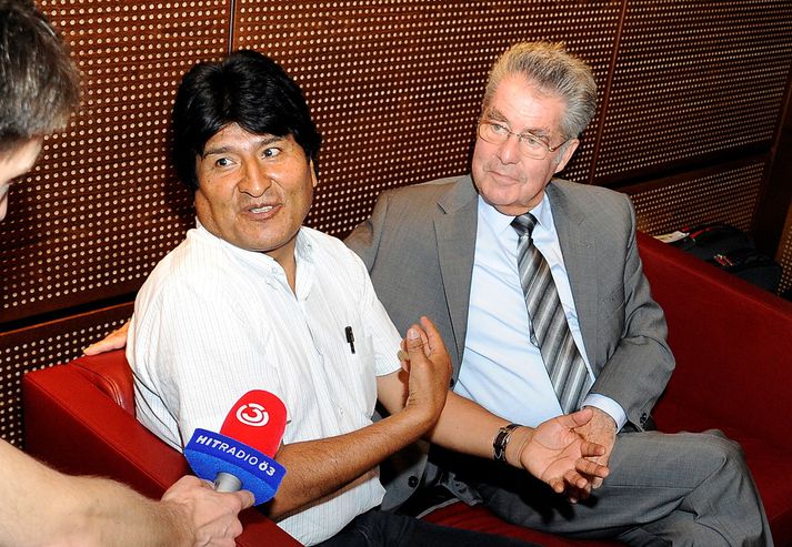 Evo Morales á flugvellinum í Vínarborg ásamt Heinz Fischer, forseta Austurríkis, sem kom að heilsa upp á hann.