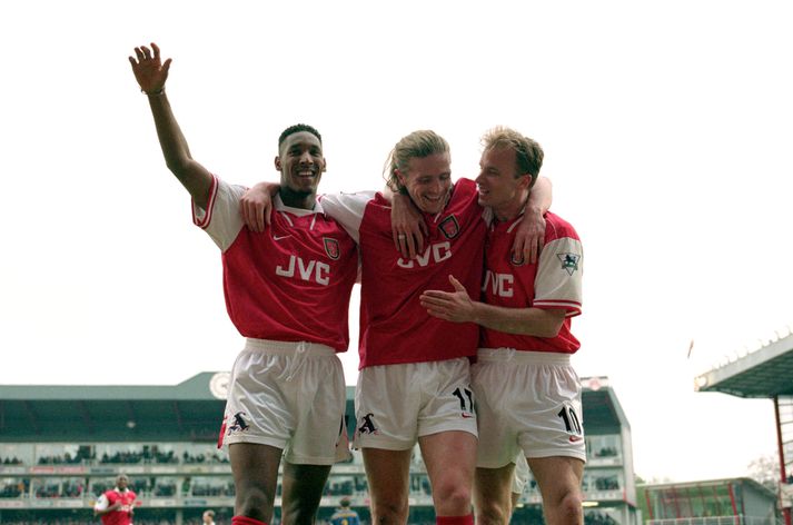 Emmanuel Petit fagnar marki með þeim Nicolas Anelka og Dennis Bergkamp á 1997-98 tímabilinu.