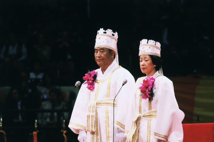 Sun Myung Moon og eiginkona hans í brúðkaupi árið 1982.