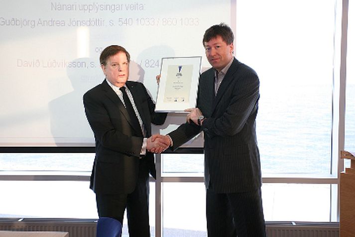 Gísli Jafetsson, til vinstri, frá sparisjóðunum tekur við viðurkenningunni úr hendi Einars Þórs Bjarnasonar frá Stjórnvísi.