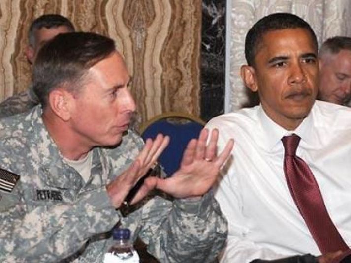 Hershöfðinginn David Petraeus með Obama. Petraeus er orðaður við forsetaframboð árið 2012.