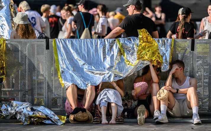 Tónleikagestir í Dresden leita skjóls.