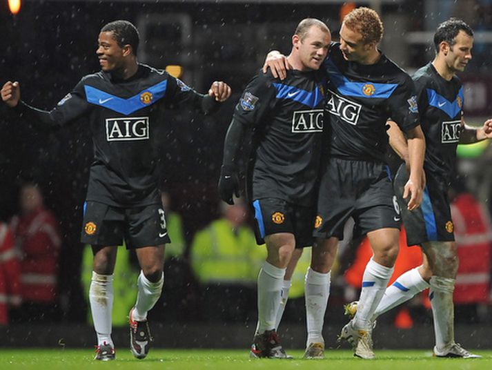 Patrice Evra fagnar einu marka United ásamt félögum sínum.