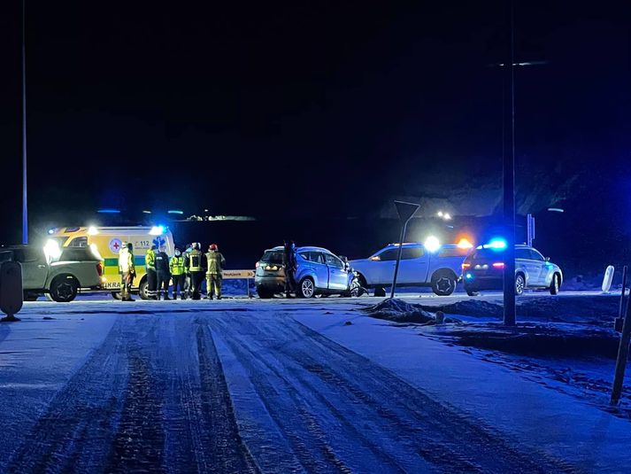 Frá vettvangi við afleggjarann að Hellisheiðarvirkjun í morgun.