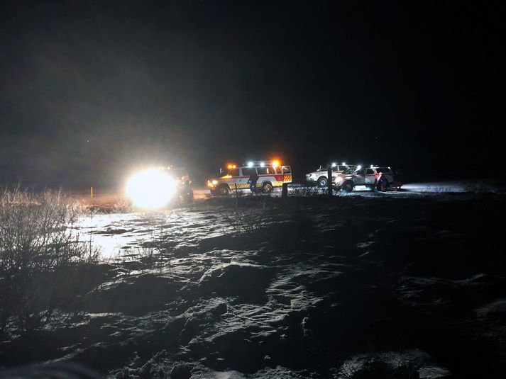 Um 20 björgunarsveitarmenn fóru af stað í verkefnið og fyrstu hópar voru komnir á svæðið um klukkan sjö þegar flestir voru að borða áramótasteikina.