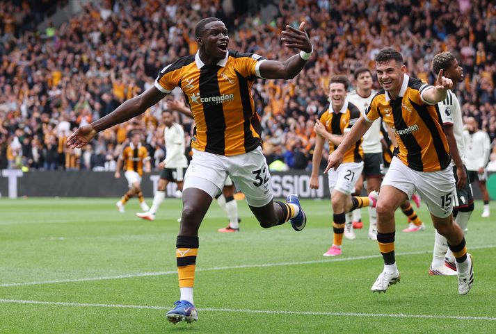 Nobel Mendy fagnar eftir að hafa komið Hull City í 2-0 gegn Manchester United.