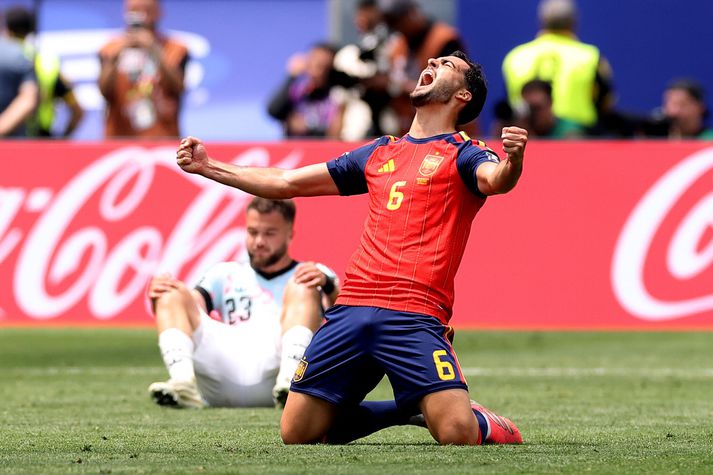 Mikel Merino fagnar lokaflautinu í kvöld þegar ljóst var að hann hafði skotið þjóð sinni í undanúrslitin á HM í fótbolta.
