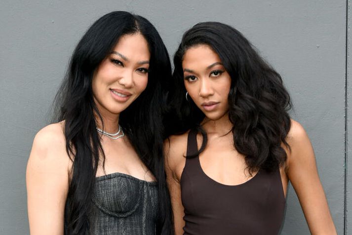 Mæðgurnar Kimora Lee Simmons og Aoki Lee Simmons eru góðar vinkonur en Aoki deitaði stuttlega 44 árum eldri mann sem móðir hennar studdi ekki. 