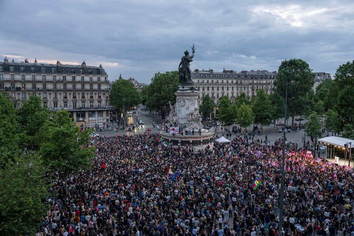 Þúsundir Parísarbúa mótmæltu frönsku Þjóðfylkingunni á lýðveldistorginu í kvöld. 