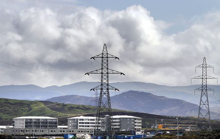 Háspennulínur Landsnets liggja að Hamranesi við Vallahverfið í Hafnarfirði.