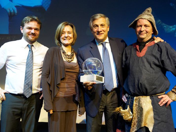 Sveinn Rúnar Traustason, Vigdís Esradóttir og Sigurður Atlason taka við verðlaununum frá Antonio Tajani sem er annar frá hægri.