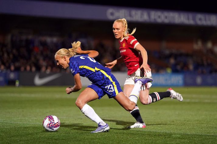 María í baráttunni við Pernille Harder í kvöld.