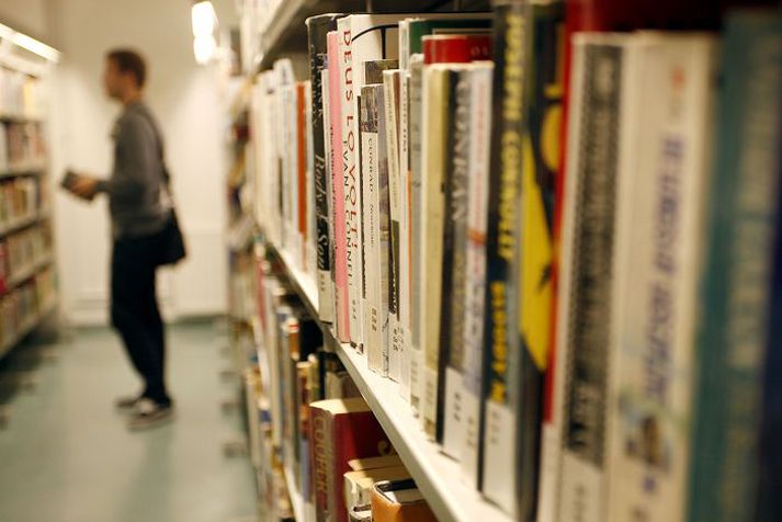 Íslenskir bókaútgefendur vilja vekja athygli á mikilvægi skólabókasafna með úthlutun úr Skólasafnasjóði.