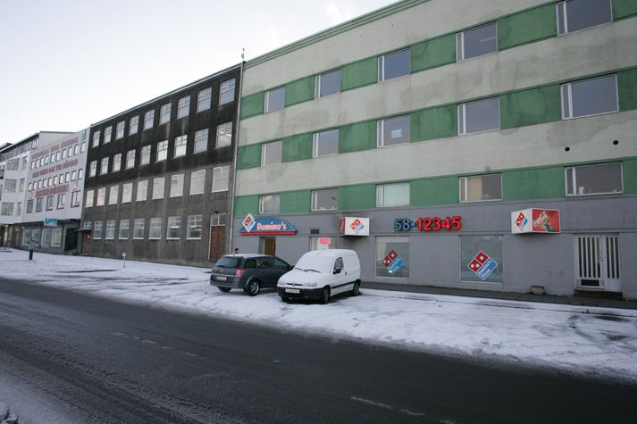 Skyndibitastaðurinn Domino's hefur hafið heimsendingar á ný en ekki var boðið upp á þær í dag vegna veðurs.