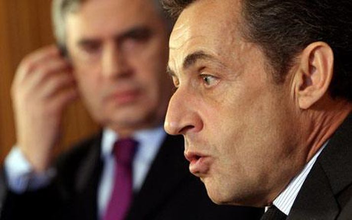 Brown og Sarkozy á blaðamannafundinum í dag.