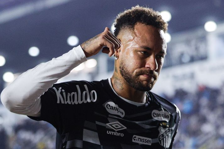 Neymar var mjög pirraður eftir tapleik hjá Santos en kom sér í leið í vandræði.