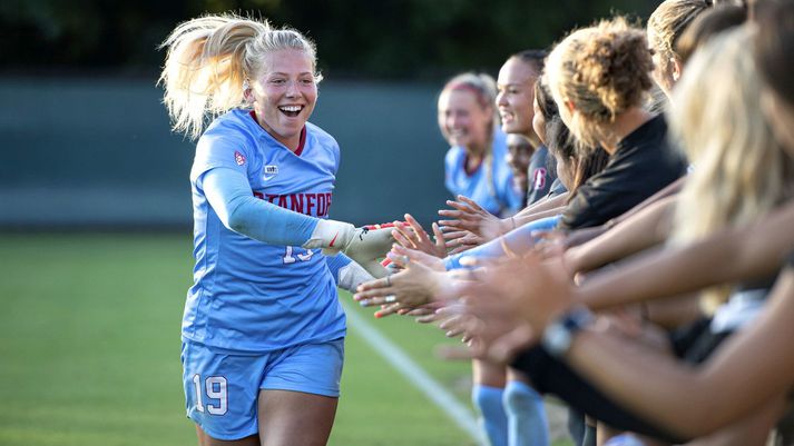 Katie Meyer heilsar liðsfélögum sínum fyrir leik með Stanford háskólanum.