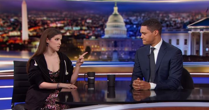 Anna Kendrick að skamma Trevor Noah fyrir feðraveldið.