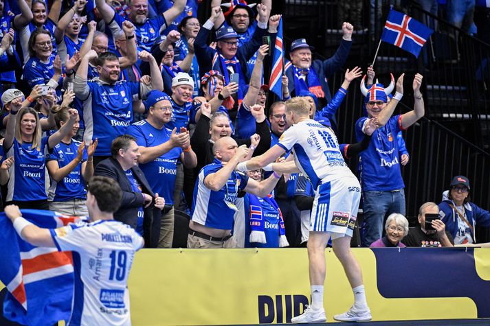 Það verður vonandi jafngaman hjá Íslendingum í Malmö eins og í Kristianstad. Hér fagnar Elliði Snær Viðarsson með kátum stuðningsmönnum Íslands.