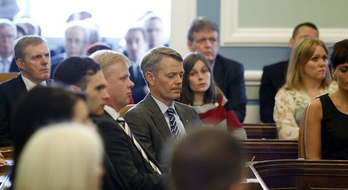 Stjórnvöld telja nauðsynlegt að safna fjárhagsupplýsingum um almenning. Sumir þingmenn telja hins vegar að það brjóti um of gegn friðhelgi einkalífsins.