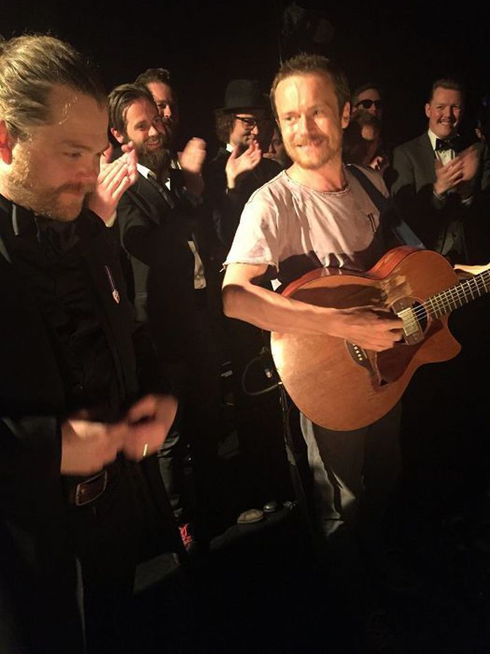 Damien var stórhrifinn af kórnum knáa en hér er Jón kórstjóri búinn að næla heiðursorðuna á hann.