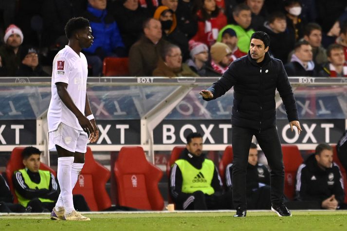 Mikel Arteta hefur beðið stuðningsmenn Arsenal afsökunar á frammistöðu liðsins gegn Nottingham Forest í kvöld.