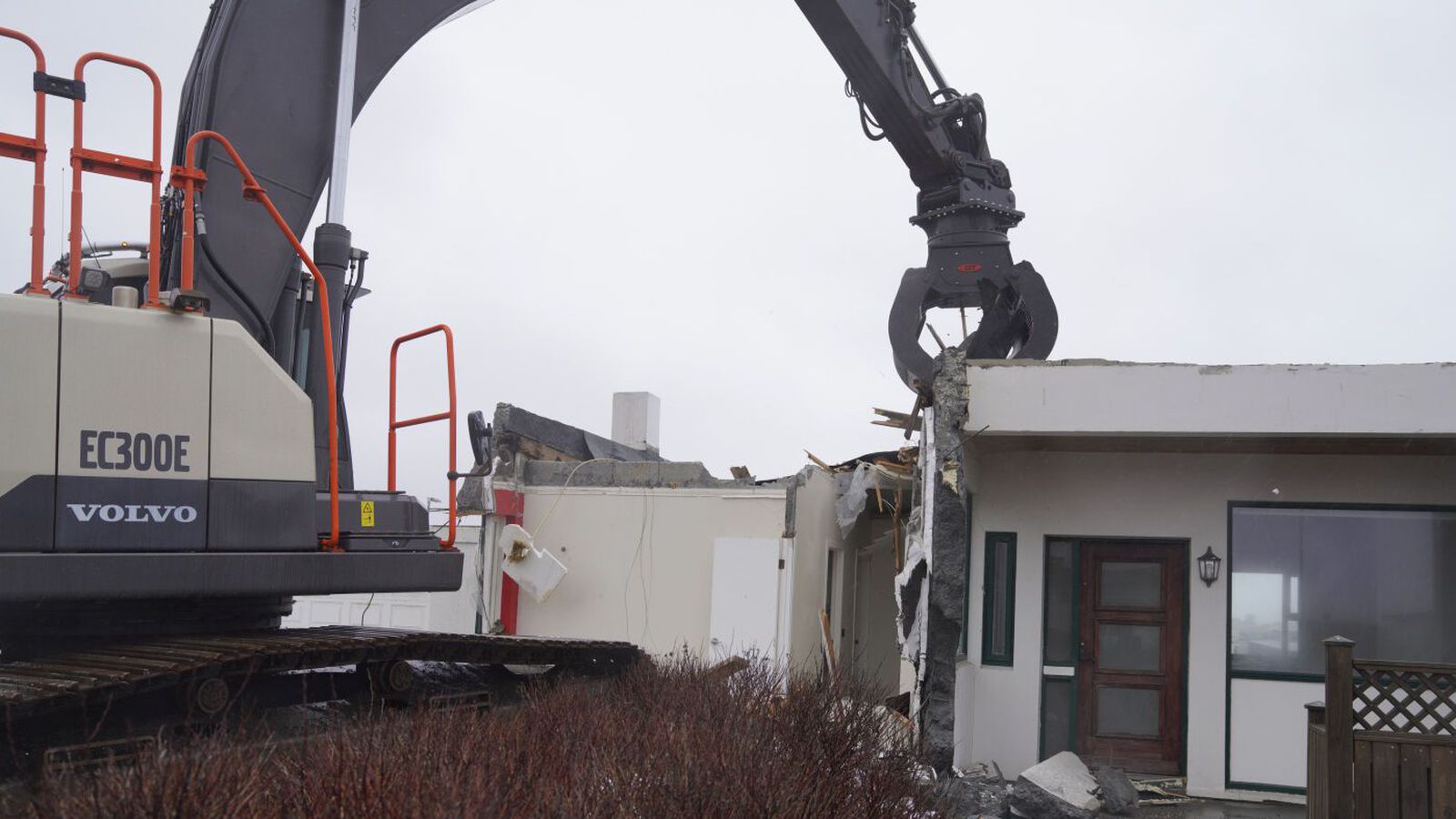 Niður­rif ó­nýtra húsa í Grinda­vík hafið