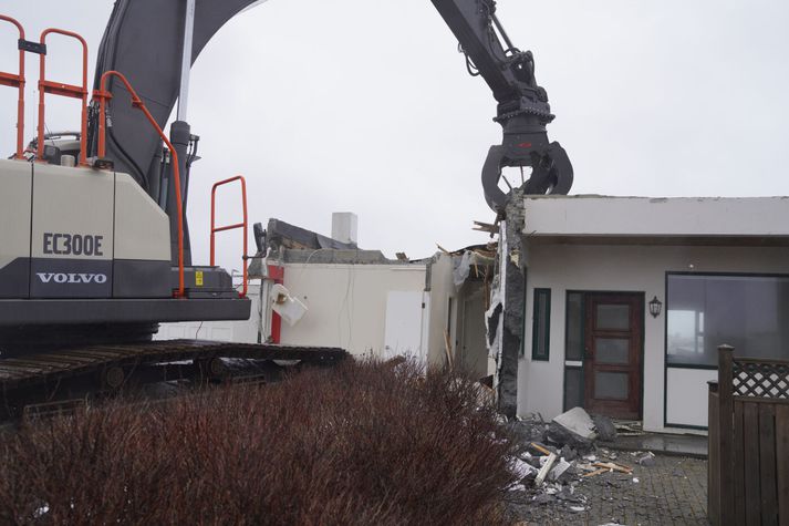 Verktakar nota stórtækar vinnuvélar við niðurrifið.