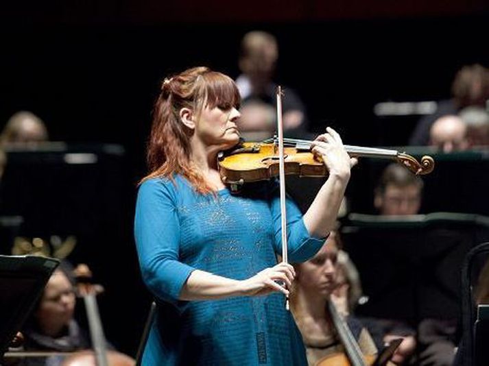 Sigrún Eðvaldsdóttir æfði konsertinn meðal annars alein í sumarbústað í skammdeginu og á Grænlandi í apríl.