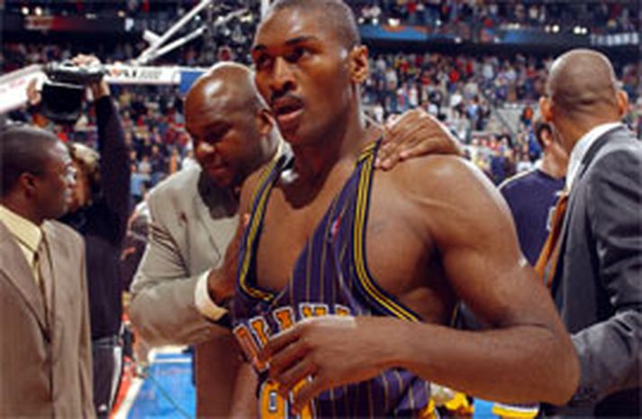 Ron Artest er hér leiddur af velli rifinn og tættur eftir áflogin í Detroit árið 2004. Hann var þá leikmaður Indiana Pacers og var dæmdur í bann út leiktíðina fyrir þátt sinn í slagsmálunum