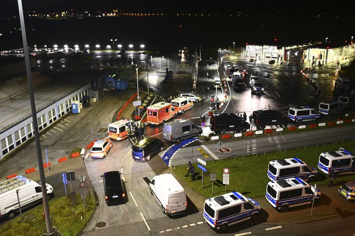 Flugstöðinni var lokað tímabundið.