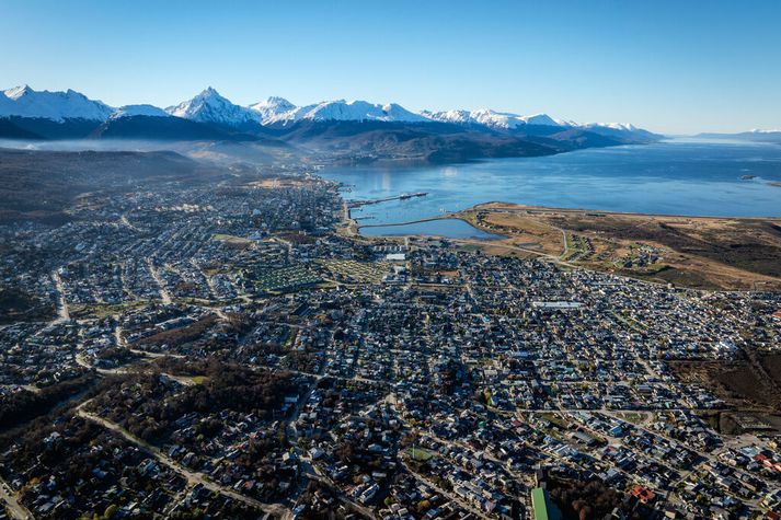Loftmynd af Ushuaia, höfuðstað Eldlandsins syðst í Argentínu. Borgin stendur við Beagle-sund og þaðan sigla skip með ferðamenn til Suðurskautsins.